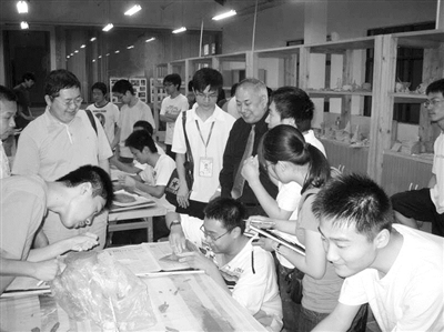 多高才能捅破本科教育“天花板”.jpg