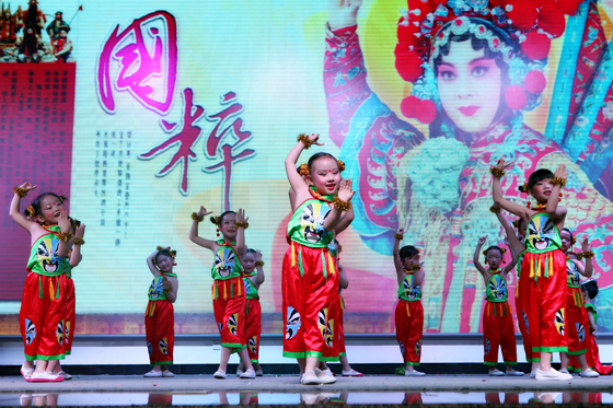 六一節(jié)表演京劇臉譜.jpg